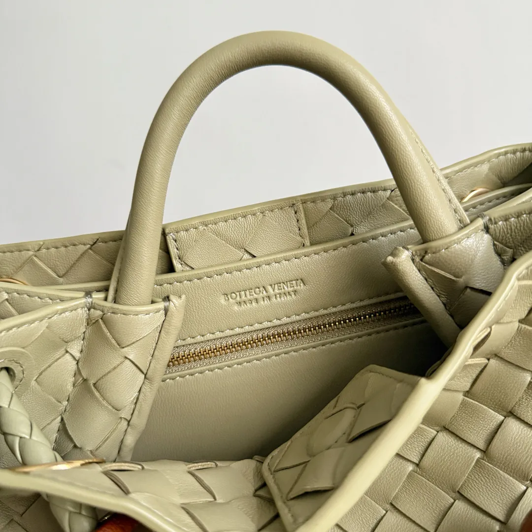The new Andiamo batch of 3060 BV is shipped‼ ️The classic intercciato weaving process is used to create a soft bag, the metal knot is made of micro-cast aluminum using jewelry technology🪢, and the decorative beads are made of metal and hand-polished oak, allowing you to jump repeatedly between elegance and fun💃, making it unpredictable. Classic and versatile, it shows off your temperament, and the bag has a large capacity, making it very convenient for daily commuting! It has a variety of carrying methods, the shoulder straps can be adjusted by yourself, the original lambskin feels soft and delicate, and the unisex style breaks gender boundaries and brings a more practical and long-lasting use experience. The Andiamo, which has both elegant and casual styles, perfectly interprets the "fashionable old money style". Style No.: 743568+Wood Hardware Color: Travertine Green Size: 25*22*10.5cm